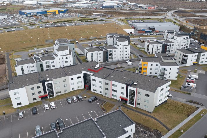 Samkvæmt tilkynningunni stökk maðurinn fram af annarri hæð húss.