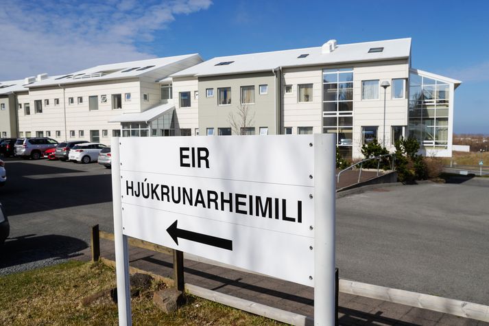 Starfsmönnum er nú bannað að vera í símanum í sameiginlegum rýmum íbúa.