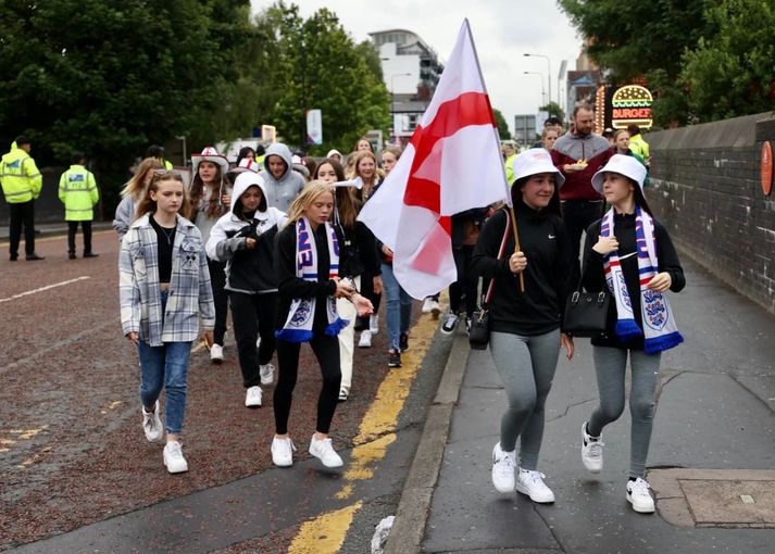 Stuðningsmenn enska liðsins á leiðinni á Old Trafford. 