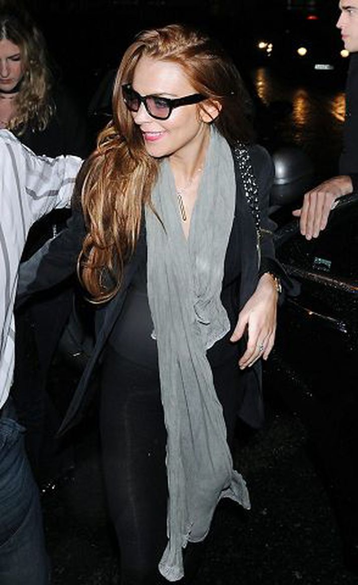 Lindsay Lohan er sögð vilja bæta ráð sitt með því að láta gott af sér leiða og segja skilið við partístandið í LA.