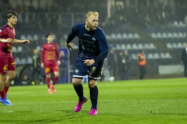 Sveinn Aron Guðjohnsen í leik með ítalska liðinu Cavese.