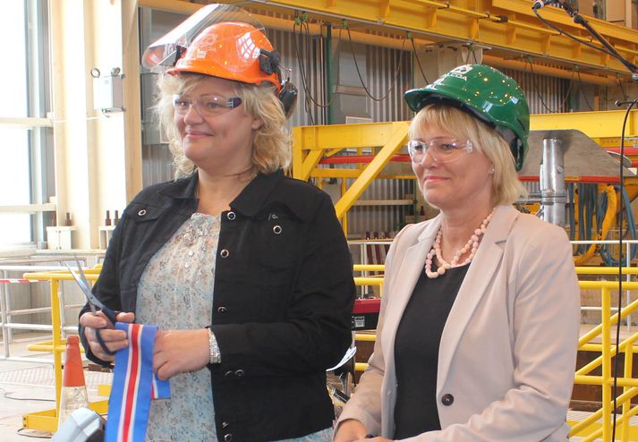 Oddný G. Harðardóttir, klippti á borða ásamt forstjóra Fjarðaáls, Janne Sigurðsson.