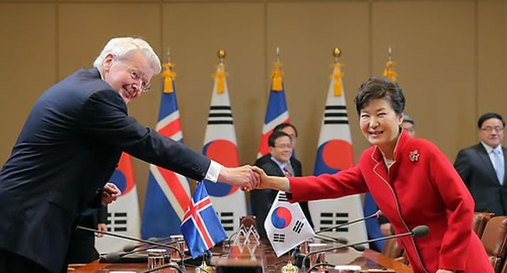 Ólafur Ragnar Grímsson og Park Geun-hye takast í hendur í Seúl.