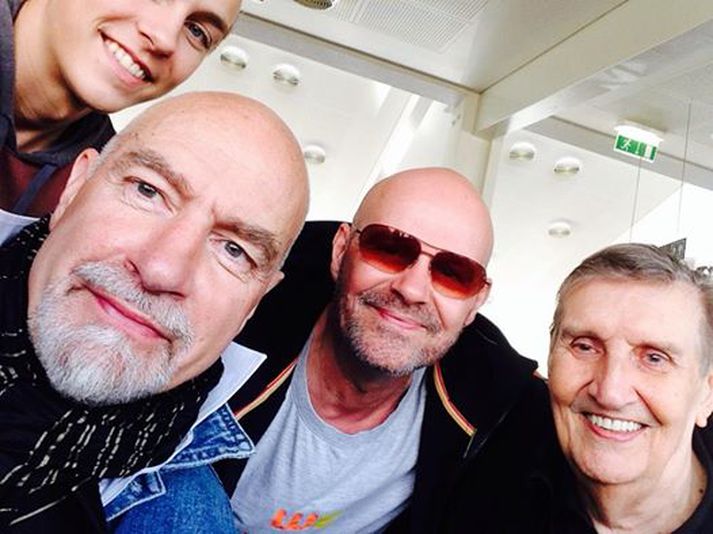 Þessi rándýra „selfie“ er fengin með leyfi Bubba Morthens. Þarna eru frá vinstri: Brynjar, sonur Bubba, Egill Ólafsson, Bubbi Morthens og Raggi Bjarna.