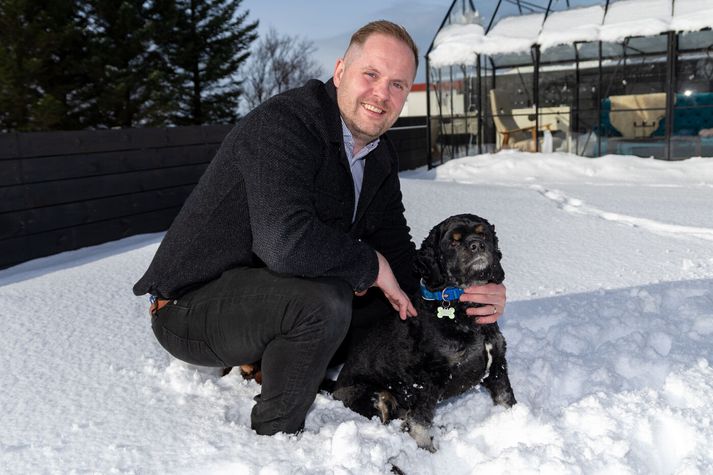 Fannar Örn Þorbjörnsson, ramkvæmdastjóri Terra Eininga og Öryggisgirðinga, finnst gott að snúsa en reynir reglulega að fara í átak þar sem hann vaknar fyrr og skellir sér í ræktina. Að fara út með hundinn Erró er alltaf hressandi, sama hvernig viðrar. Þeir félagarnir taka þá spjallið saman.