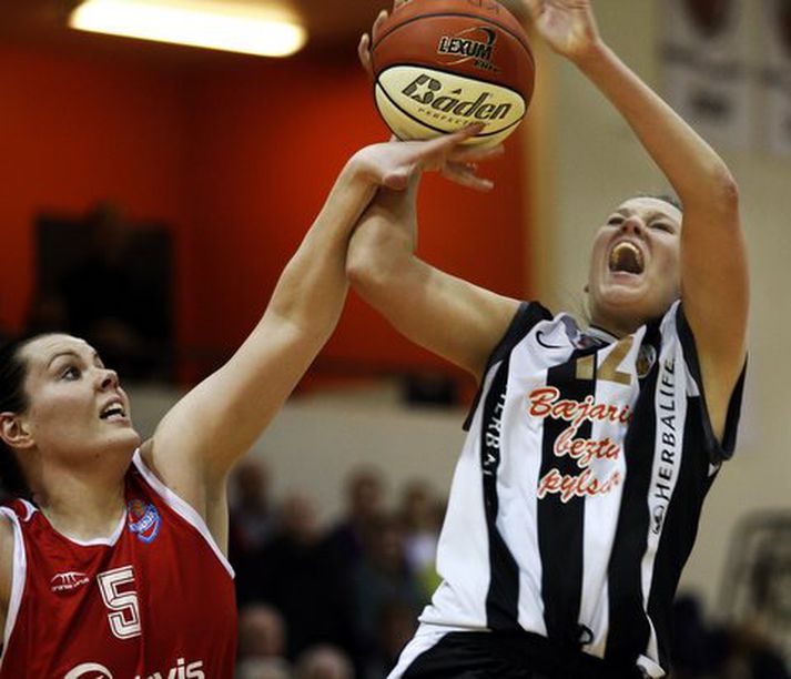 Sigrún Ámundadóttir hjá KR og Sara Pálmadóttir hjá Haukum.