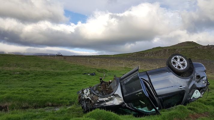 Nær ótrúlegt þykir hve vel ökumaðurinn slapp.