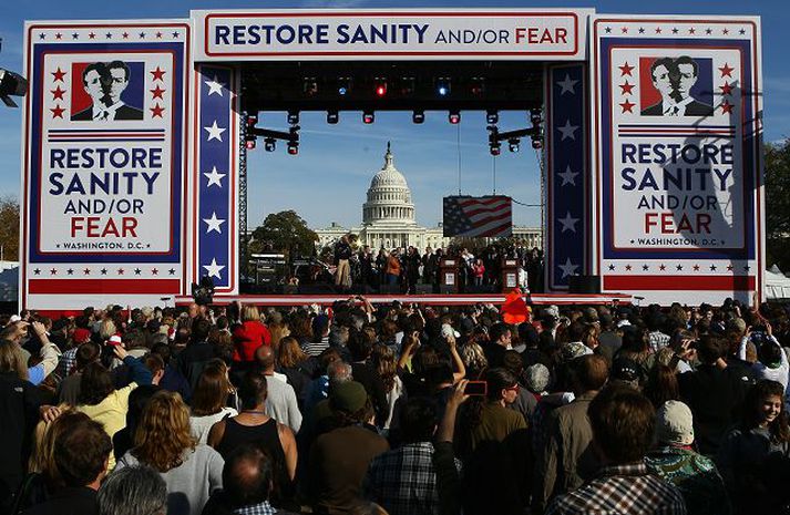 Fjölmennasti kosningafundur ársins var haldinn í Washington um helgina að frumkvæði sjónvarpsgrínistanna Jons Stewart og Stephens Colbert undir kjörorðinu: Endurreisum heilbrigði og/eða ótta. nordicphotos/AFP