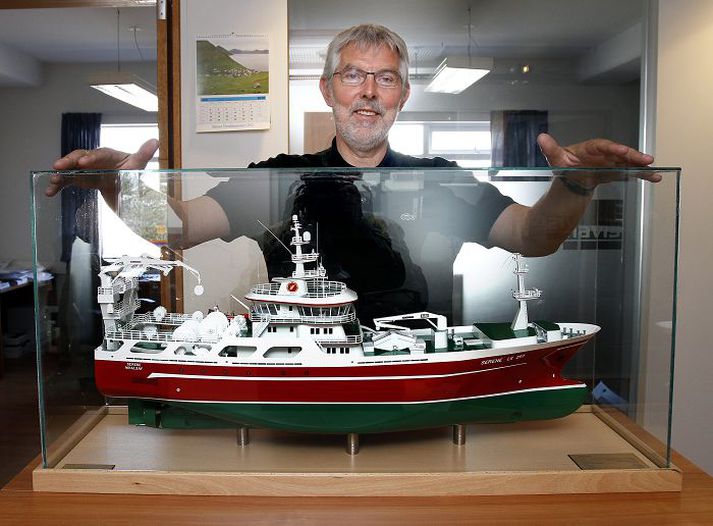 Hjörtur Emilsson við módel af fiskiskipinu SERENE LK 297. Navis tók þátt í hönnun skipsins sem var smíðað árið 2009 fyrir útgerð á Hjaltlandi.