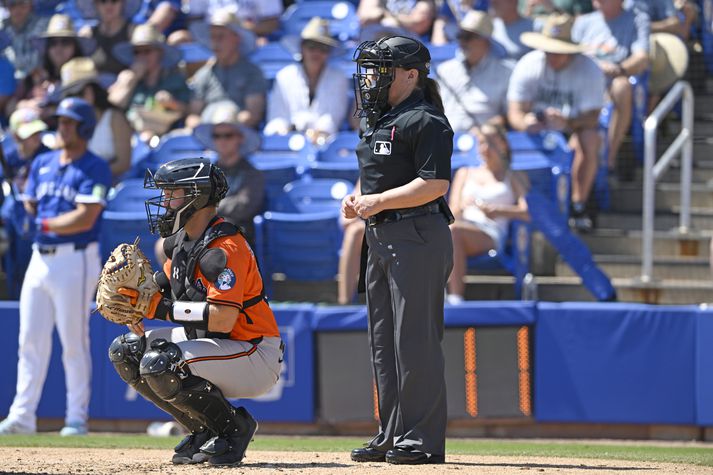 Jen Pawol að störfum á undirbúningstímabilinu í leik Baltimore Orioles og Toronto Blue Jays í mars á þessu ári.