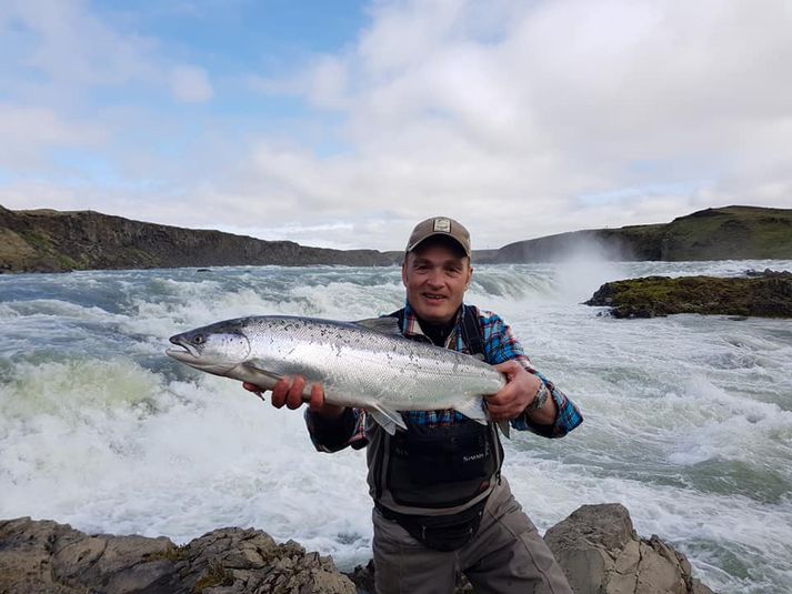 Stefán Sigurðsson með lax úr Urriðafossi en það er annað aflahæsta veiðisvæði landsins