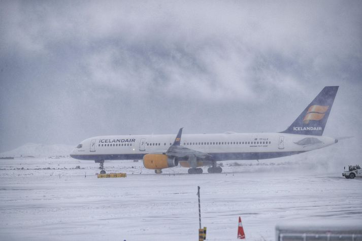 Vél Icelandair á Keflavíkurflugvelli í vetrarveðrinu í morgun.