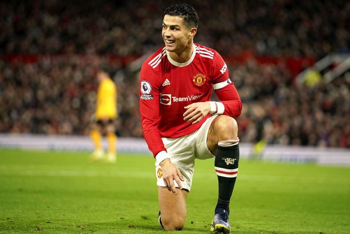 Cristiano Ronaldo var með fyrirliðabandið í tapleiknum á móti Úlfunum á Old Trafford í gærkvöldi.