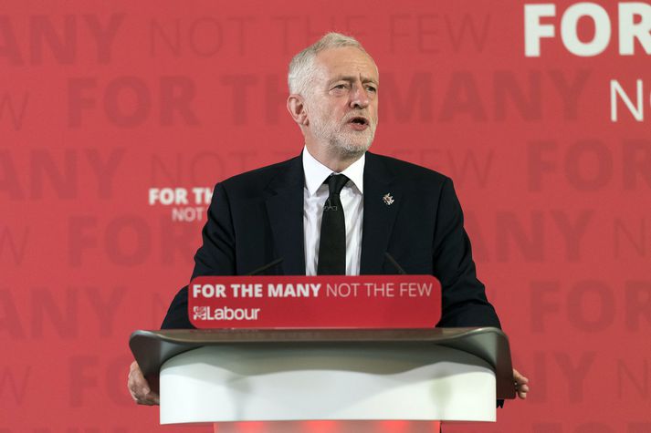 Jeremy Corbyn saxar nú á forskot Theresu May.