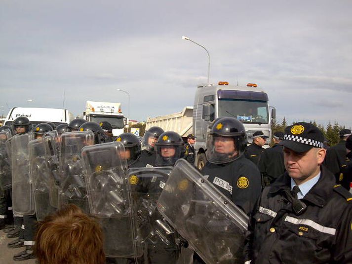Lögreglumenn vörðust með skjöldum í dag.