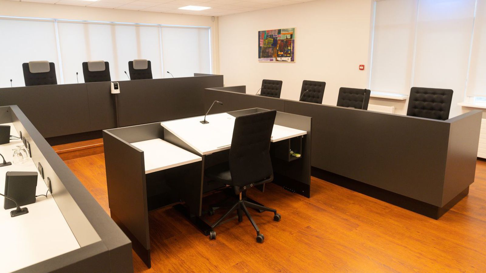 Átta vilja tvö laus sæti í Lands­rétti