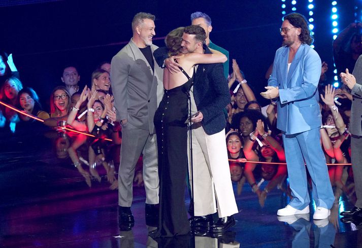 Taylor Swift virtist dolfallinn þegar hún sá hljómsvetina NSync koma inn á sviðið í nótt.
