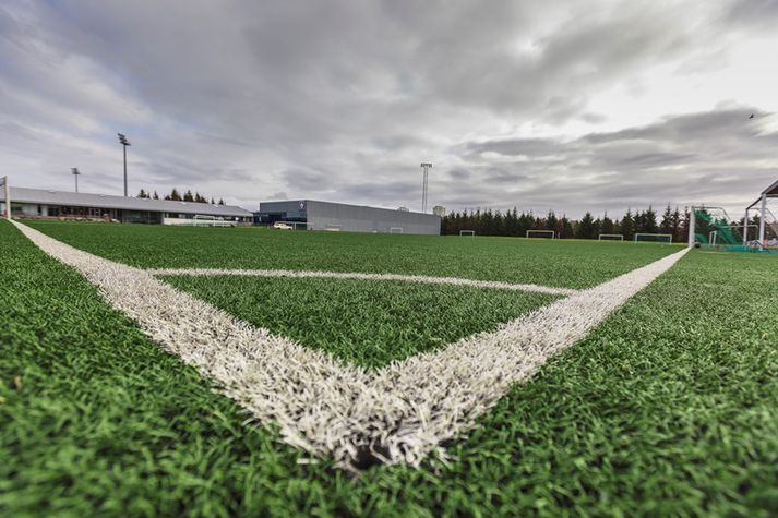 Kveikt var í gervigrasinu við Setbergsskóla í nótt. Þetta gervigras er í Laugardalnum og tengist því fréttinni ekki beint.