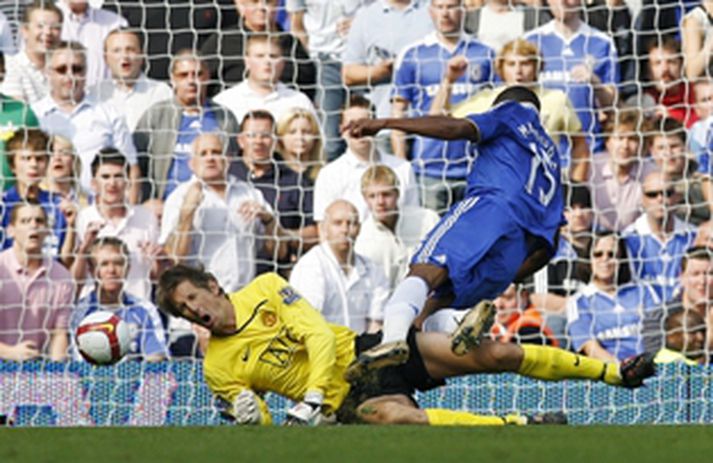Van der Sar meiddist í fyrri hálfleik