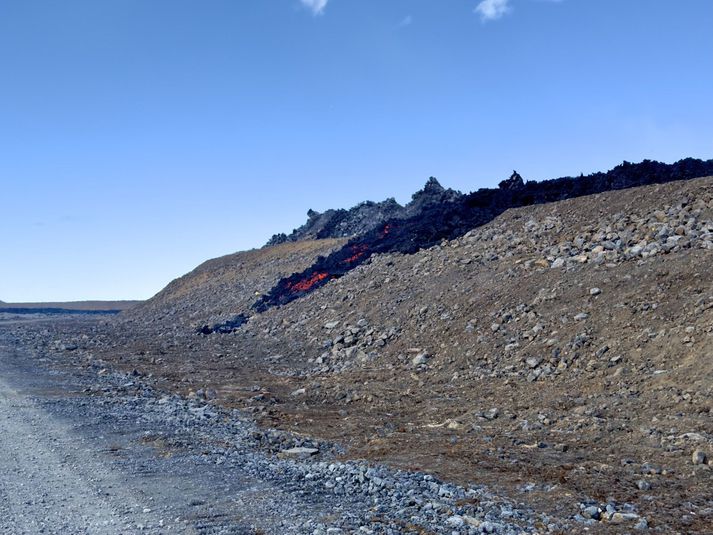 Hrauntunga sem rann niður varnargarðinn við Grindavík í gær hefur nú stöðvast.