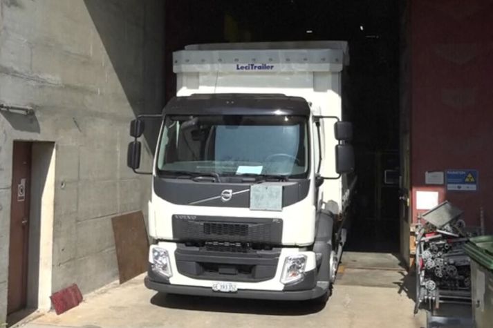 Flutningabílinn sem flytur andróteindirnar til og frá CERN utan við Genf í Sviss.