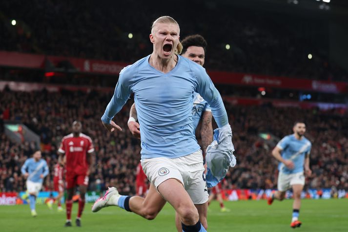 Erling Braut Haaland fagnar sigurmarki sínu fyrir Manchester City á Anfield í kvöld.