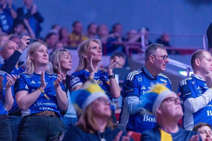 Þorgerður Katrín var á leik Íslands og Svíþjóðar á sunnudag. Hún sat við hlið Willums Þórs Þórssonar, formanns ÍSÍ og fyrrverandi ráðherra, og Maríu Rutar Kristinsdóttur, þingmanns Viðreisnar og fyrrverandi aðstoðarmanns hennar.