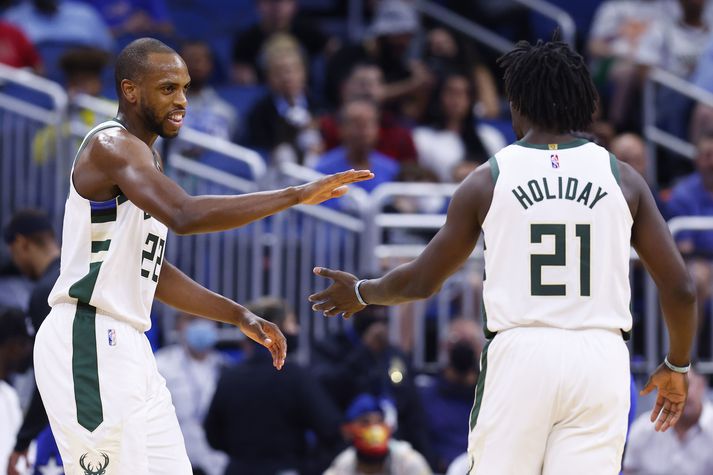 Khris Middleton og Jrue Holiday voru allt í öllu í sóknarleik Milwaukee Bucks í nótt.