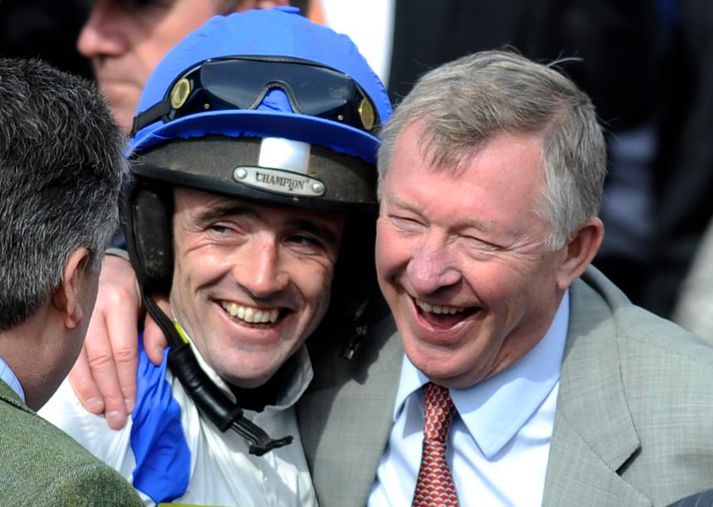 Sir Alex Ferguson faðmar knapann Ruby Walsh.