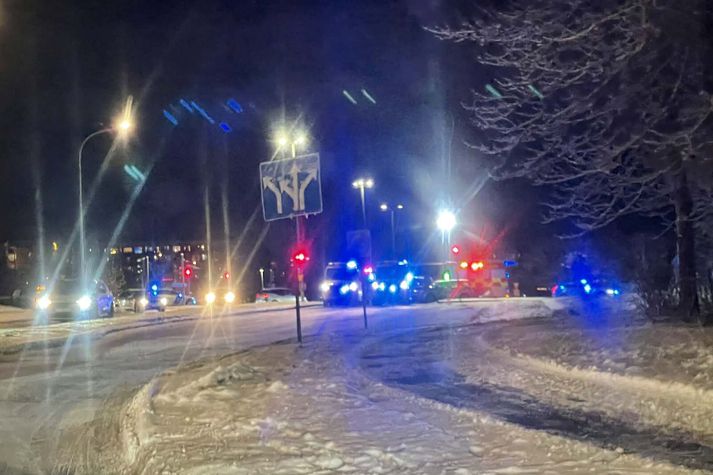 Slökkvilið, lögregla og sjúkrabílar eru á vettvangi.