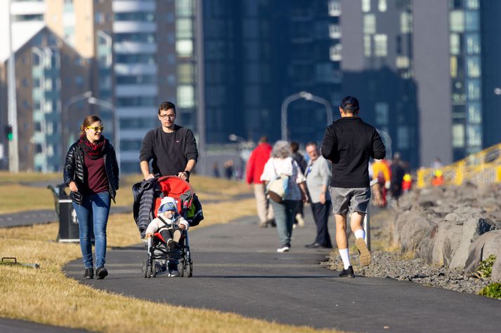 Langflestir svarenda telja að meira halli á konur í íslensku samfélagi en athylgi vekur að yngra fólk, bæði karlar og konur, eru langtum líklegri en fólk í öðrum aldurshópum til að finnast meira hallað á karla.