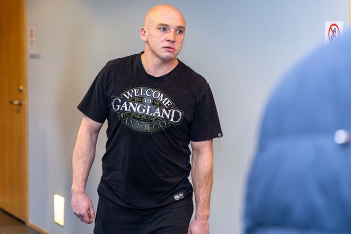 Maciej Jakub Talik kemur fyrir Héraðsdóm Reykjaness í morgun. Hann klæddist bol með áletruninni „welcome to gangland“ sem mætti þýða „velkomin í land gengjanna“.