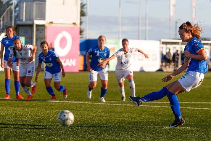 Katrín Ásbjörnsdóttir kemur Stjörnunni yfir með marki af vítapunktinum.