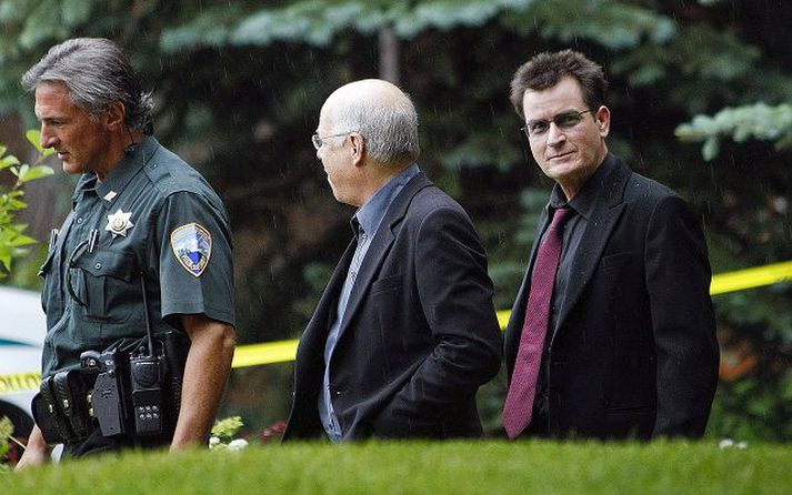 Charlie Sheen á kunnuglegum slóðum í lífinu. Hann hefur oftar en ekki þurft að fylgja þeim bláklæddu.nordicphotos/getty