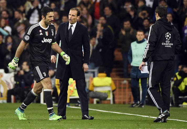 Allegri spjallar við Buffon eftir að hann fékk rauða spjaldið.