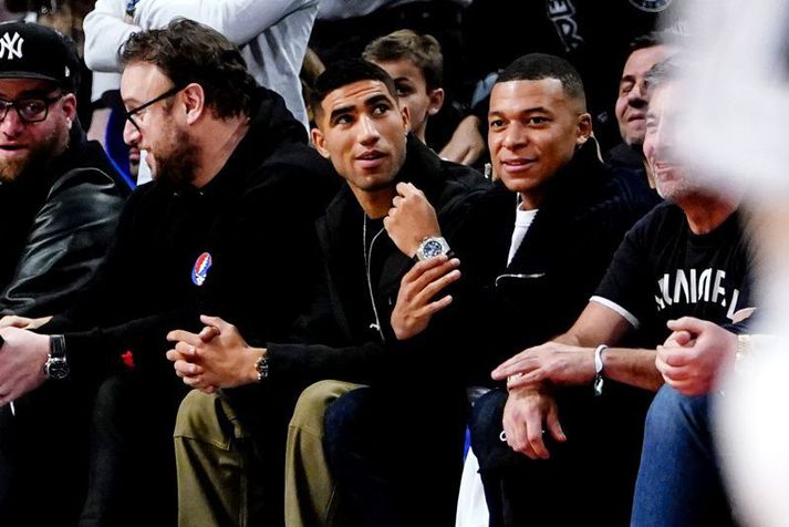 Kylian Mbappé og Achraf Hakimi mættu á leik Brooklyn Nets og San Antonio Spurs í NBA-deildinni og fengu sæti niðri á gólfi.