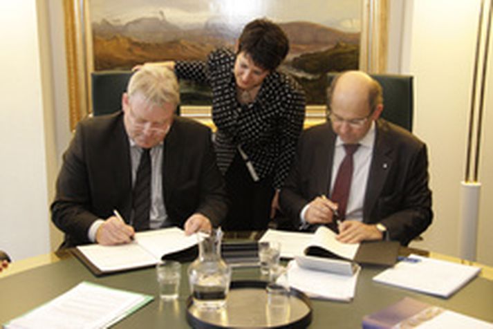 Sigurður Ingi Jóhannsson, umhverfis- og auðlindaráðherra og Alain Ratier, forstjóri EUMETSAT undirrita samninginn. Með þeim er Silvia CastaCastañer, yfirmaður lögfræðisviðs EUMETSAT.