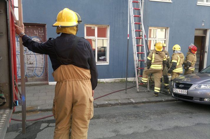 Slökkviliðsmenn að athafna sig á Öldugötunni.