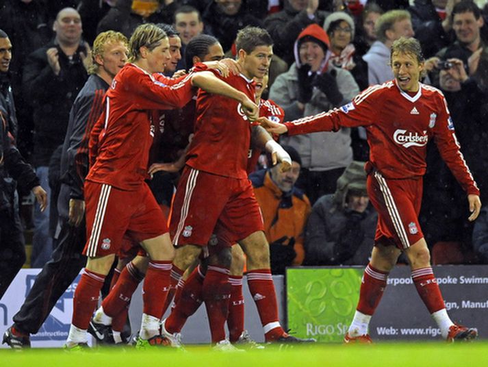 Steven Gerrard fagnar markinu mikilvæga fyrir Liverpool í dag.
