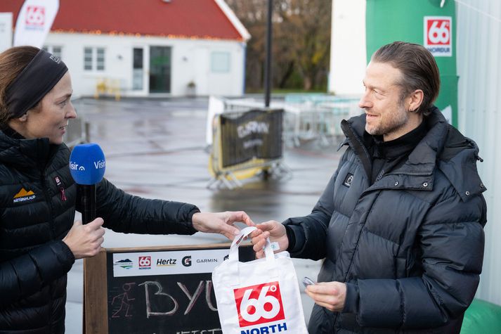 Guðjón Ingi Sigurðsson fær hér verðlaunin fyrir annað sætið frá Elisabetu Margeirsdóttur.