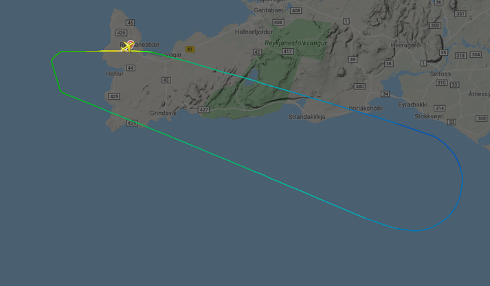 Flugvélin var ekki lengi í loftinu. Hún lenti aftur í Keflavík um hálftíma eftir flugtak. Feril hennar má sjá á meðfylgjandi mynd.