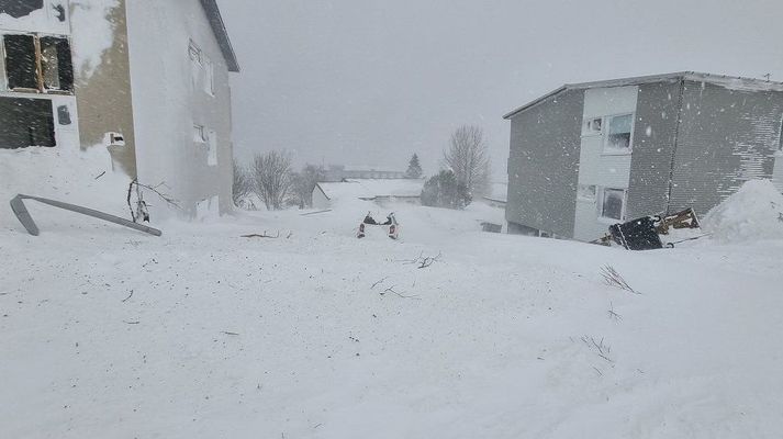 Svona var umhorfs í Starmýri í Neskaupstað eftir snjóflóðið í gærmorgun. 