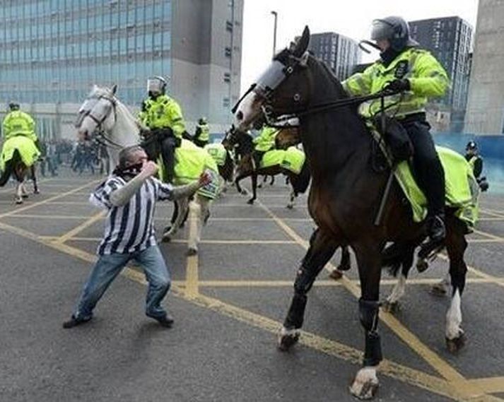 Einn stuðningsmaður Newcastle ætlaði að láta lögregluhest finna til tevatnsins. Hestinn sakaði ekki.