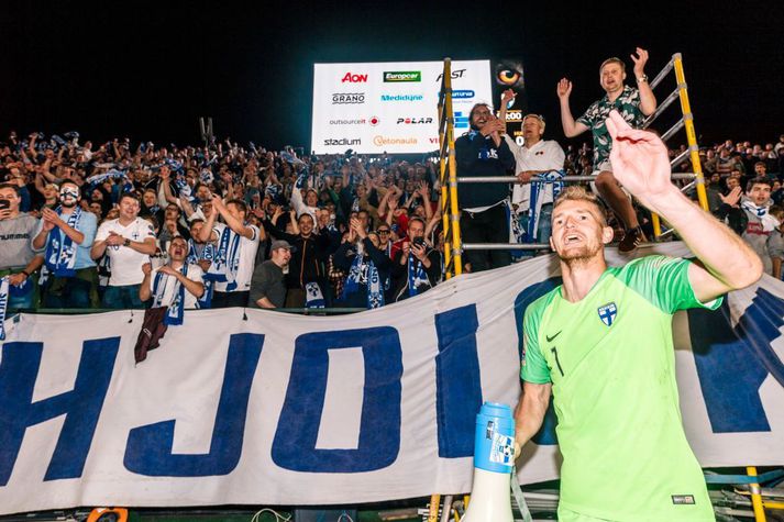 Lukas Hradecky fagnar með stuðningsmönnum eftir sigur gegn Ungverjalandi í Tampere árið 2018.