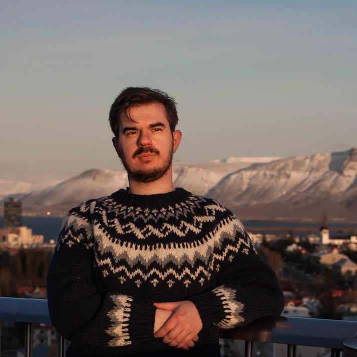 Andrei Menshenin hefur áður boðað til mótmæla við sendiráð Rússa þegar honum misbýður pólitískar ákvarðanir þeirra - en gerir ráð fyrir að fleiri hundruð mæti í dag.