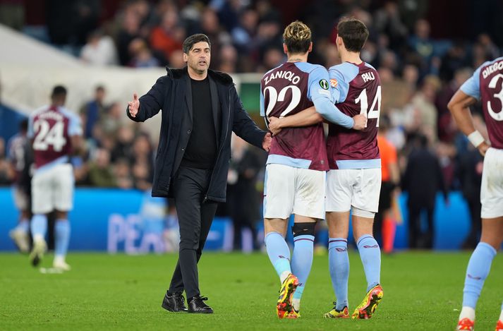 Paulo Fonseca annað hvort að þakka fyrir leikinn eða benda leikmönnum Villa á að lið hans hafi verið betra.