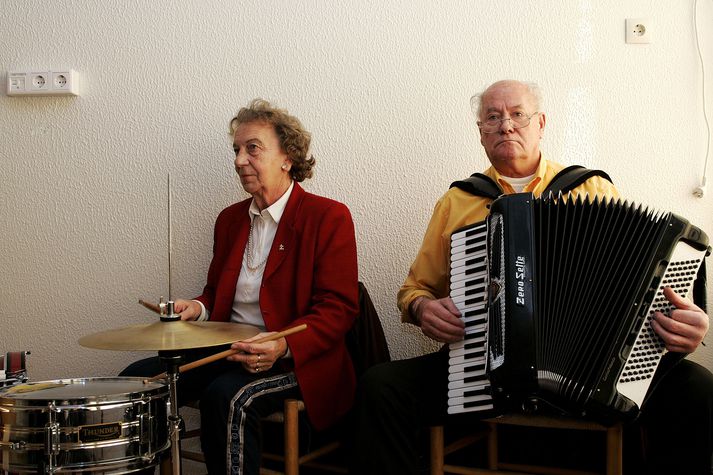 Arngrímur Marteinsson, sem hefur lengi gutlað við píanó og harmonikku, gaf Ingibjörgu Sveinsdóttur trommusettið í sextugsafmælisgjöf.
