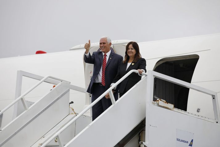 Air Force Two lenti á Keflavíkurflugvelli rétt eftir klukkan eitt. Hér má sjá Mike og Karen Pence veifa fólki við komuna. 