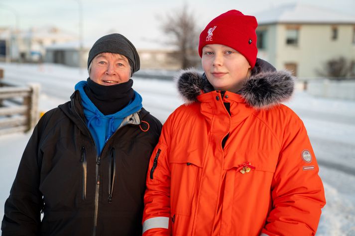 Sirrý og Inga Rún voru í Grindavík til að taka stöðuna á húsinu sínu. Þær flytja heim eftir áramót af einskærri neyð en íbúðin sem fjölskyldan er í núna er of lítil. Auk þess vilja þau ekki borga af tveimur íbúðum. 