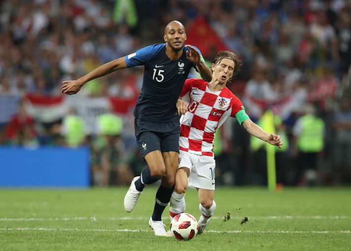 N´Zonzi í baráttu við Luka Modric í úrslitaleik HM.